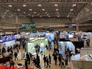 展示会エリアの賑わい